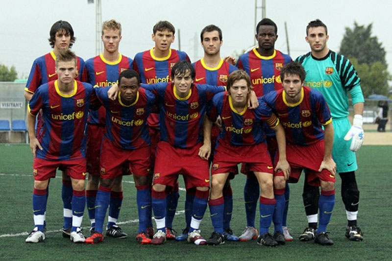 Bacary Mendes (secondo accosciato da sinistra) con la giovanile del Barcellona